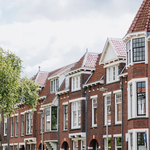 Wijk met traditionele Nederlandse bakstenen herenhuizen
