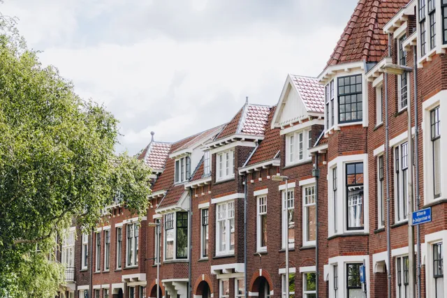 Wijk met traditionele Nederlandse bakstenen herenhuizen