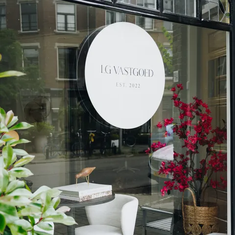 Etalage van LG Vastgoed met modern kantoorinterieur