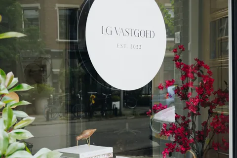 Etalage van LG Vastgoed met modern kantoorinterieur