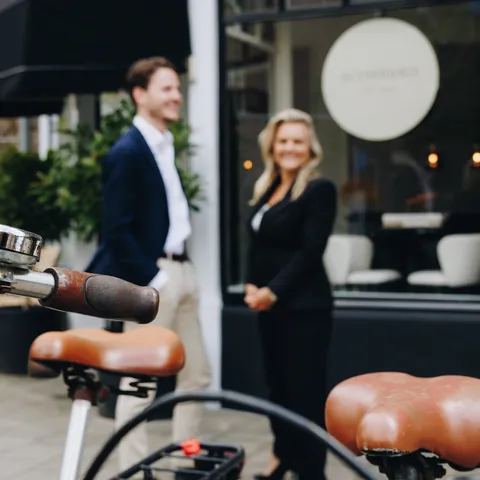 Team van LG Vastgoed voor de ingang van het kantoor in Utrecht