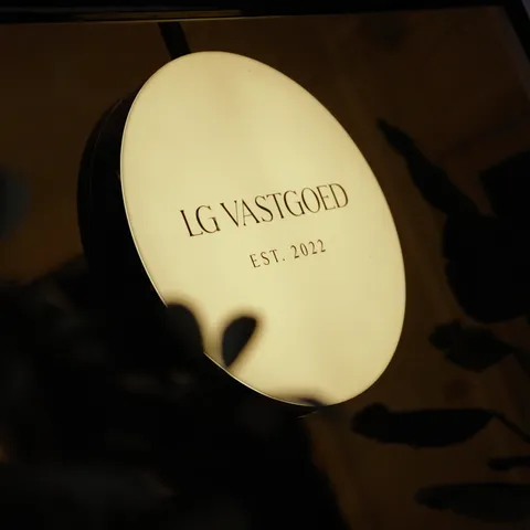 Verlicht uithangbord van LG Vastgoed