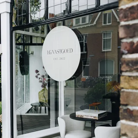 Etalage van LG Vastgoed met modern kantoorinterieur