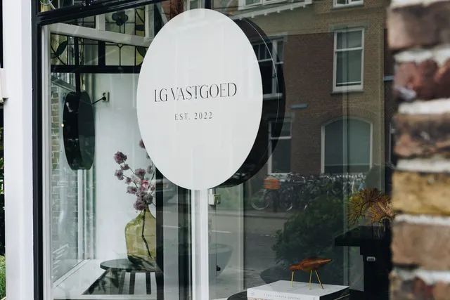 Etalage van LG Vastgoed met modern kantoorinterieur